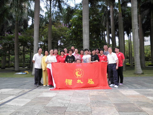 深圳部分禅太极学员在华侨城与慧光师父合影2010。7